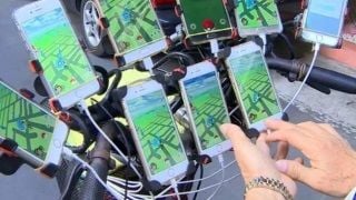 70 yaşındaki oyuncu 11 telefonla birlikte Pokemon Go oynuyor