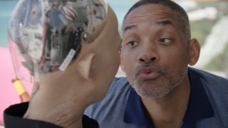 Robot Sophia ile flörtleşen Will Smith ağzının payını aldı