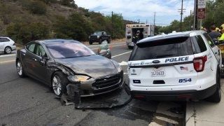 Tesla'nın akıllı aracı bu sefer de polis aracına çarptı